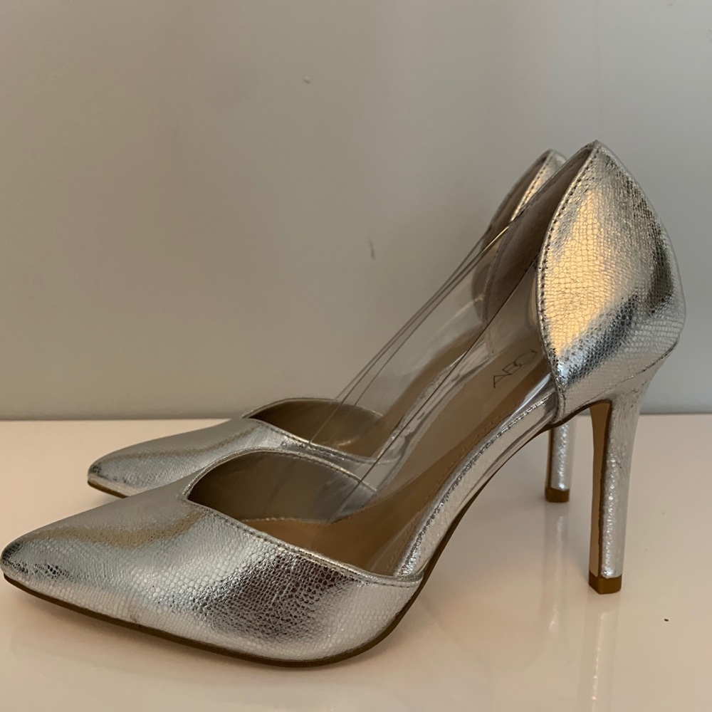 3/$10 🎉 Women’s Abound Silver pumps size 6